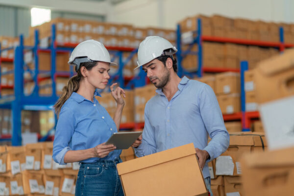 Pracownicy w magazynie - niszczenie dokumentów w Gdańsku