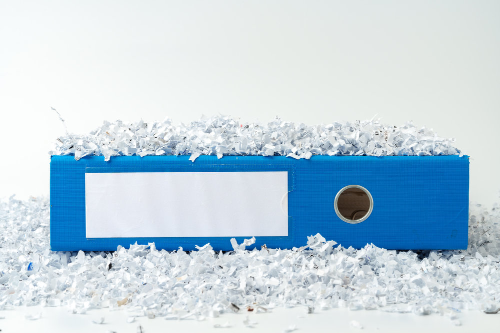 Niebieski segregator z zaświadczeniem o zniszczeniu dokumentów - certyfikatem utylizacji